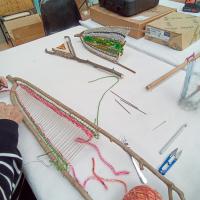 Telares sobre ramas. Decoración .