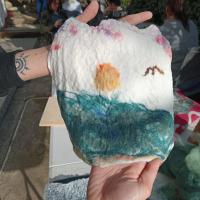 Tapiz de vellón de lana. Paisaje marino con sol y  pajaro.