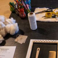 Utilizaremos un peine y una aguja lanera