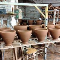 Mortesos arcilla ya terminados  en el torno y dejadss para que se sequen antes de meterlos al horno.