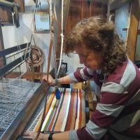 Tejiendo una jarapa de la alpujarra en telares centenarios