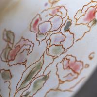 tipo de decoración aplicada sobre la arcilla que incluye engobes y calcas serigráficas