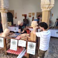Alumnos realizando taller demostrativo de escultura en madera.